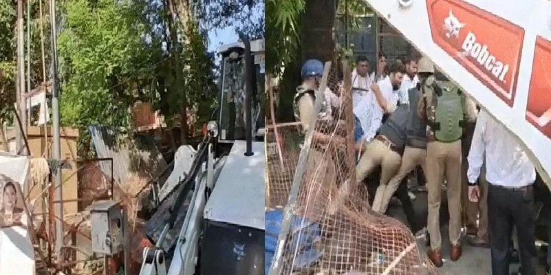 लखनऊ में कोर्ट के बाहर 240 अवैध चैंबर-दुकानों पर चल रहा बुलडोजर, वकीलों-पुलिस में धक्कामुक्की