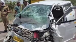 हमीरपुर में ट्रक से भिड़ी कार, हादसे में बागेश्वर धाम से लौट रहे चार लोगों की मौत