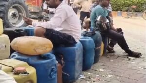 यूपी में पेट्रोल-डीजल के लिए रात से ही लगीं लंबी लाइनें, मंत्री बोले- परेशान मत होइए, कमी नहीं