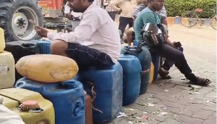 यूपी में पेट्रोल-डीजल के लिए रात से ही लगीं लंबी लाइनें, मंत्री बोले- परेशान मत होइए, कमी नहीं