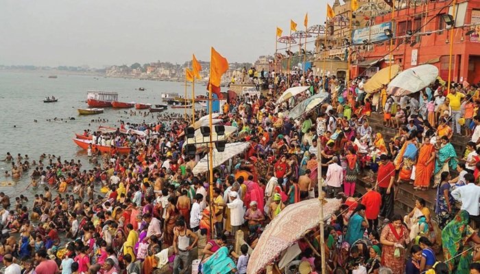 गंगा दशहरा पर स्नान को उमड़ी श्रद्धालुओं की भीड़, काशी में मां गंगा का 501 लीटर से दुग्धाभिषेक