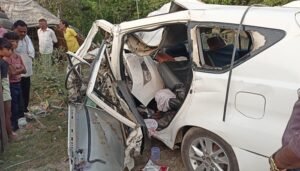 बाराबंकी में हाईवे पर ट्रेलर में घुसी इनोवा, कैंची धाम जा रहे चार दोस्‍तों की मौत