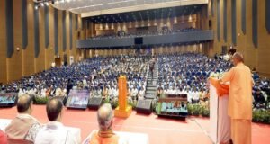 गमला चोरों पर सीएम योगी का तंज, बोले- ‘ढाई करोड़ की कार वाले चुरा ले गए गमले’