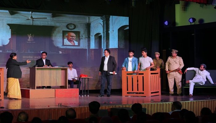 SRMS रिद्धिमा में सामाजिक चेतना से ओतप्रोत नाटक ‘साँच’ का मंचन