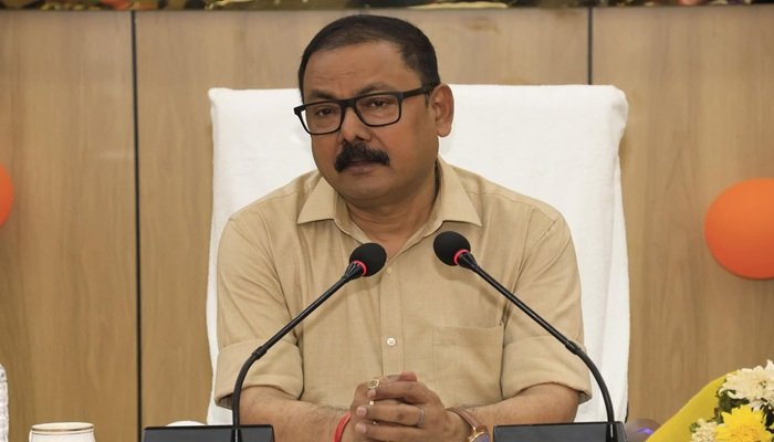 बरेली में डीएम का सख्‍त एक्‍शन, कानूनगो-लेखपाल सस्पेंड; तहसीलदार को पद से हटाया