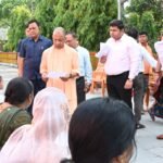 Janta Darshan: मुख्यमंत्री योगी आदित्यनाथ ने गोरखनाथ मंदिर में आयोजित जनता दर्शन में लोगों से मुलाकात कर उनकी समस्याएं सुनीं।