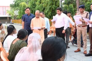 Janta Darshan: मुख्यमंत्री योगी आदित्यनाथ ने गोरखनाथ मंदिर में आयोजित जनता दर्शन में लोगों से मुलाकात कर उनकी समस्याएं सुनीं।