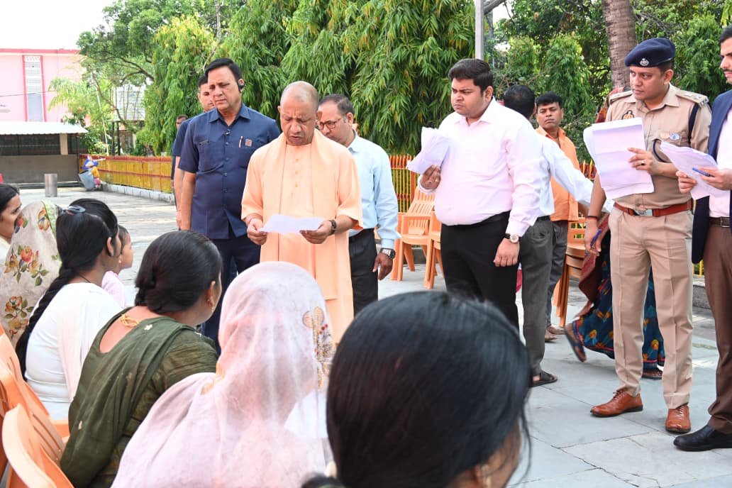 Janta Darshan: मुख्यमंत्री योगी आदित्यनाथ ने गोरखनाथ मंदिर में आयोजित जनता दर्शन में लोगों से मुलाकात कर उनकी समस्याएं सुनीं।