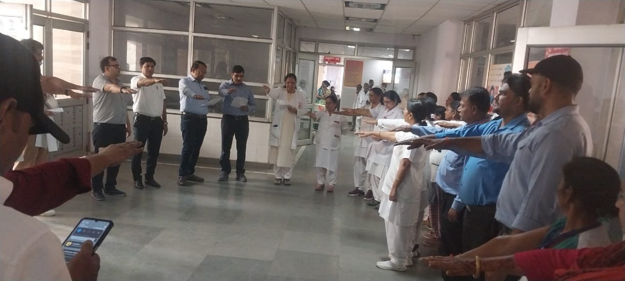 Lucknow: बलरामपुर अस्पताल में फायर मॉक ड्रिल, निदेशक ने दिलाई अग्नि सुरक्षा की शपथ