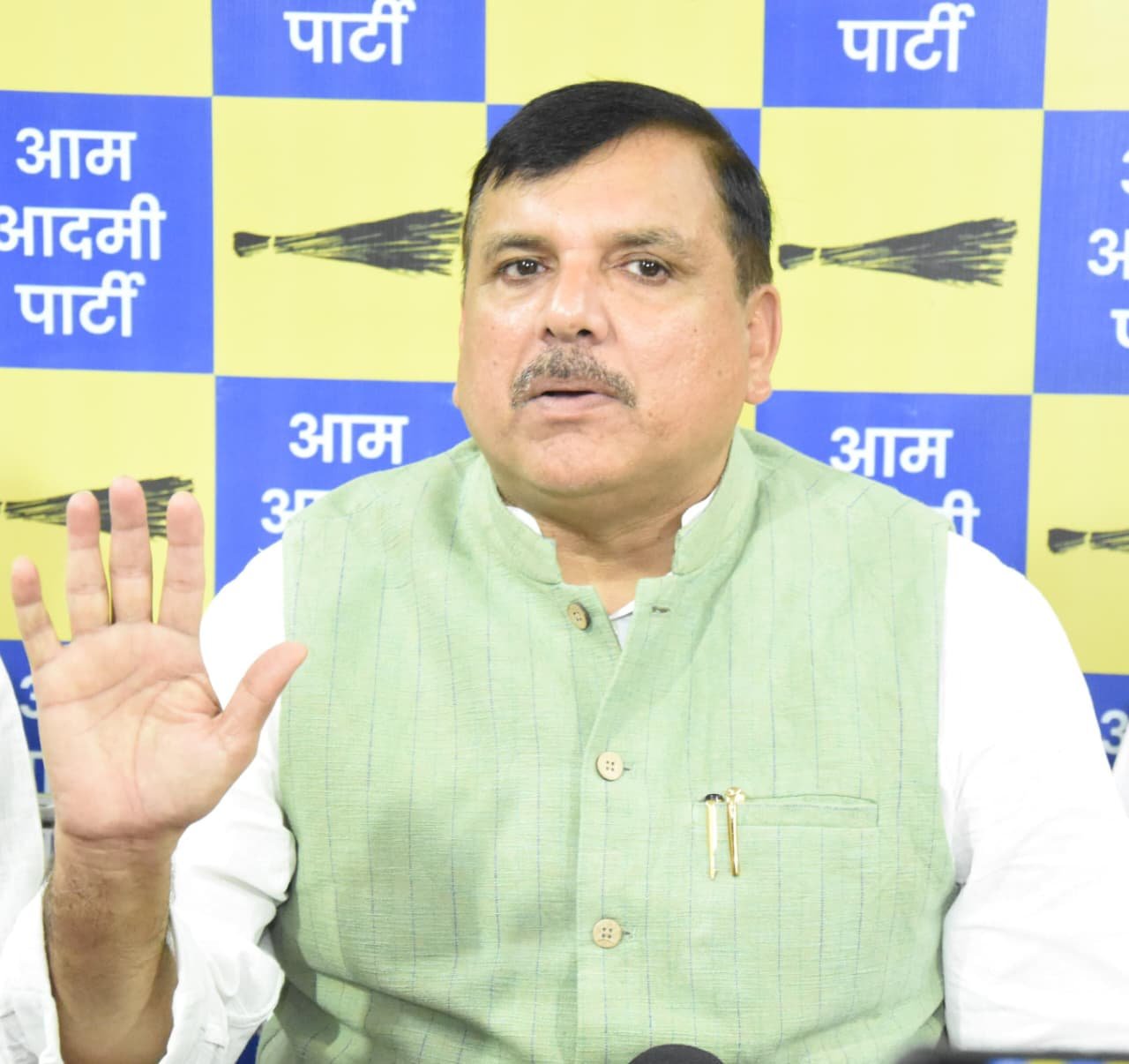 Sanjay Singh: देशभक्ति के नाम पर जनता को दिया जा रहा त्याग और कटौती का उपदेश