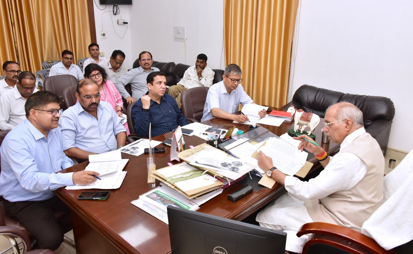 UP: गौशालाओं में स्थापित किया जाये गोबर गैस प्लांट, आत्मनिर्भर बनेंगे गौआश्रय स्थल