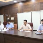 Varanasi: मंत्री एके शर्मा ने की समीक्षा बैठक, अधिकारियों को दिए सख्त निर्देश