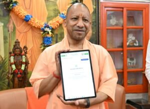 Census in UP: मुख्यमंत्री योगी ने भरा स्वगणना प्रपत्र