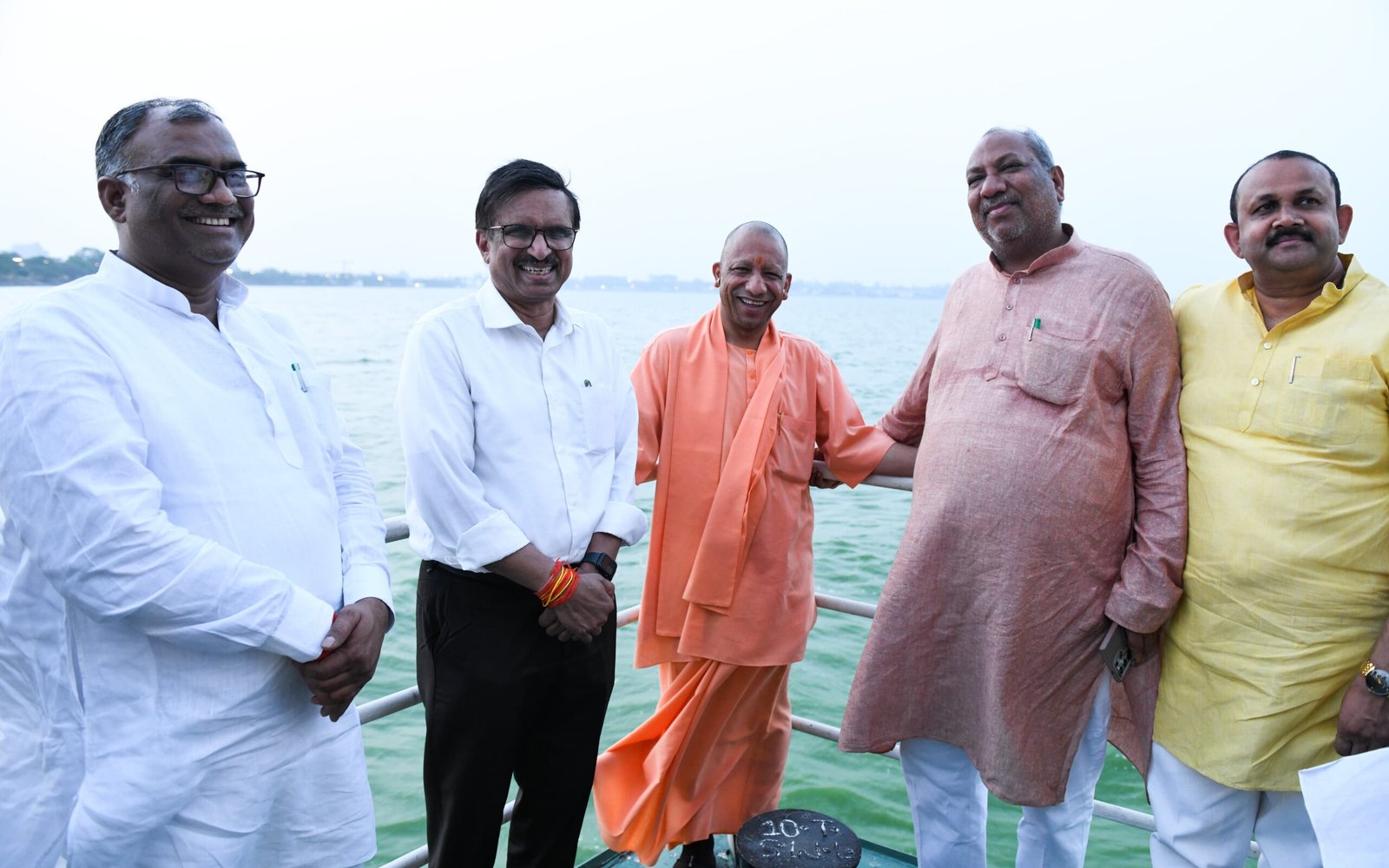 Gorakhpur: सीएम योगी ने रामगढ़ताल में की क्रूज की सवारी