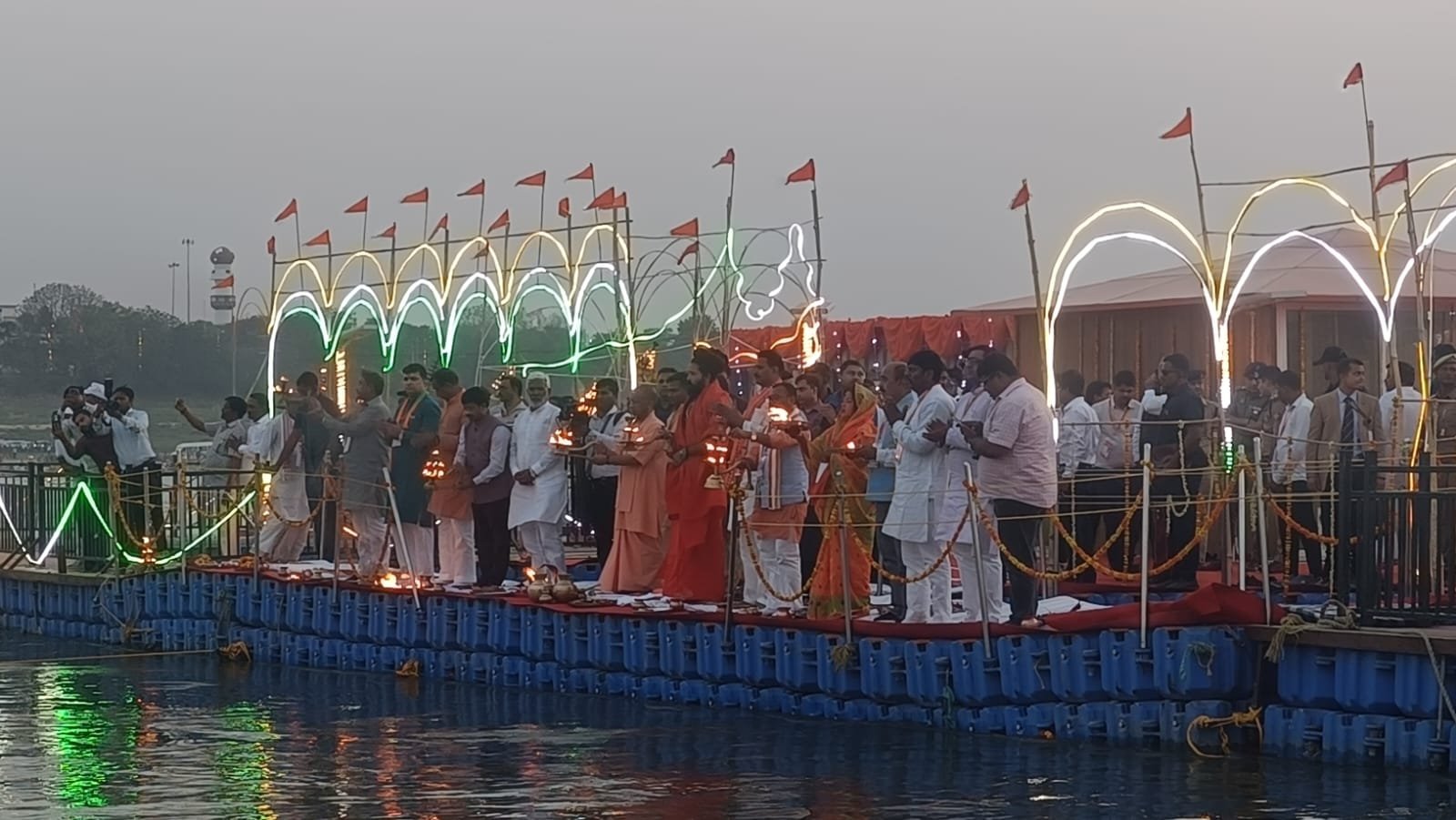 Prayagraj: सीएम योगी ने संगम में फ्लोटिंग जेटी पर गंगा आरती का किया शुभारंभ