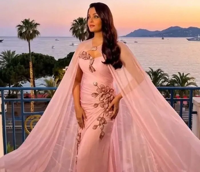 Aishwarya in Cannes: हल्के गुलाबी रंग के गाउन में 'ऐश' ने लूटी लाइमलाइट, देखें तस्वीरें