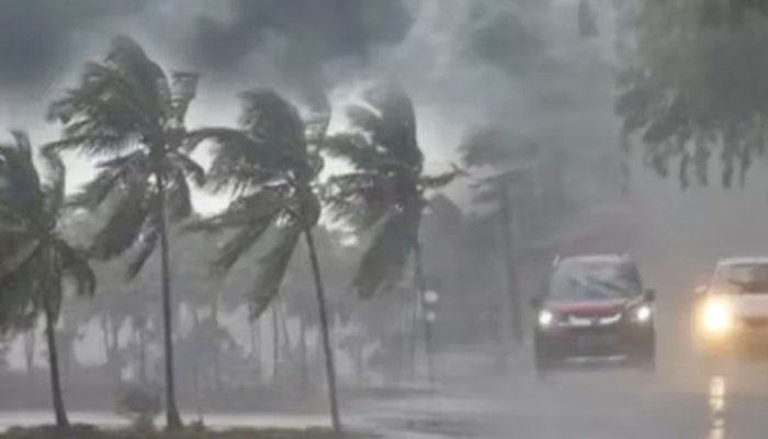 Aaj Ka Mausam: इन 13 राज्यों में आंधी के साथ बारिश की चेतावनी, दिल्ली में लू की लहर