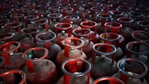 LPG Price: रसोई गैस हुई बेकाबू! 40 से 50 रुपए महंगा हो सकता है घरेलू सिलेंडर!        