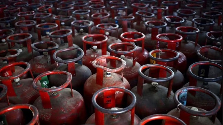 LPG Price: रसोई गैस हुई बेकाबू! 40 से 50 रुपए महंगा हो सकता है घरेलू सिलेंडर!        