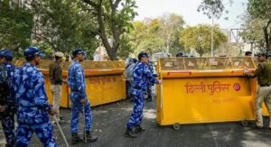 Alert in Delhi: राजधानी में आतंकी हमले का अलर्ट, बीजेपी मुख्यालय और सरकारी इमारतों पर बढ़ी सुरक्षा