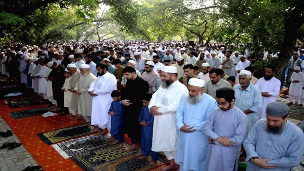 Bakrid 2026: लखनऊ में अकीदत के साथ मनाई जा रही बकरीद, अवैध पशुओं की बलि पर होगी कार्रवाई