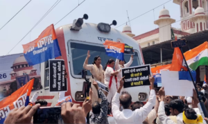 Lucknow: ट्रेन के इंजन पर चढ़ीं पल्लवी पटेल, यूजीसी के नए नियमों के समर्थन में किया प्रदर्शन
