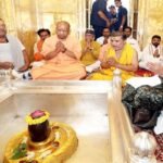 Varanasi: राज्यपाल व मुख्यमंत्री ने किए बाबा विश्वनाथ के दर्शन-पूजन