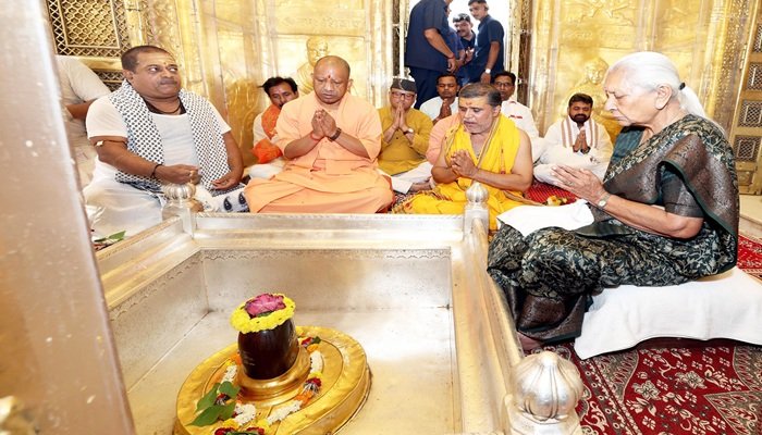 Varanasi: राज्यपाल व मुख्यमंत्री ने किए बाबा विश्वनाथ के दर्शन-पूजन