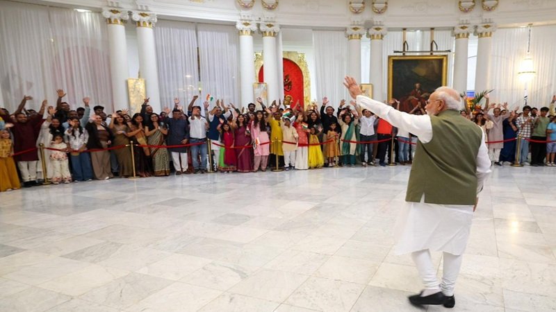 पीएम मोदी पहुंचे फ्रांस, भारतीय समुदाय ने किया स्वागत; आज मैक्रों से मुलाकात