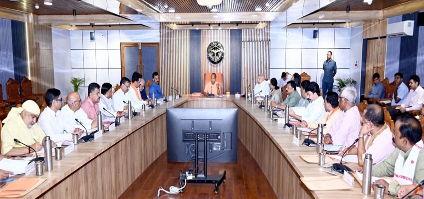 सीएम योगी ने की गोरखपुर-आजमगढ़ मंडल के PWD कार्यों की समीक्षा, बोले- गुणवत्ता के साथ समय से पूरे हों काम
