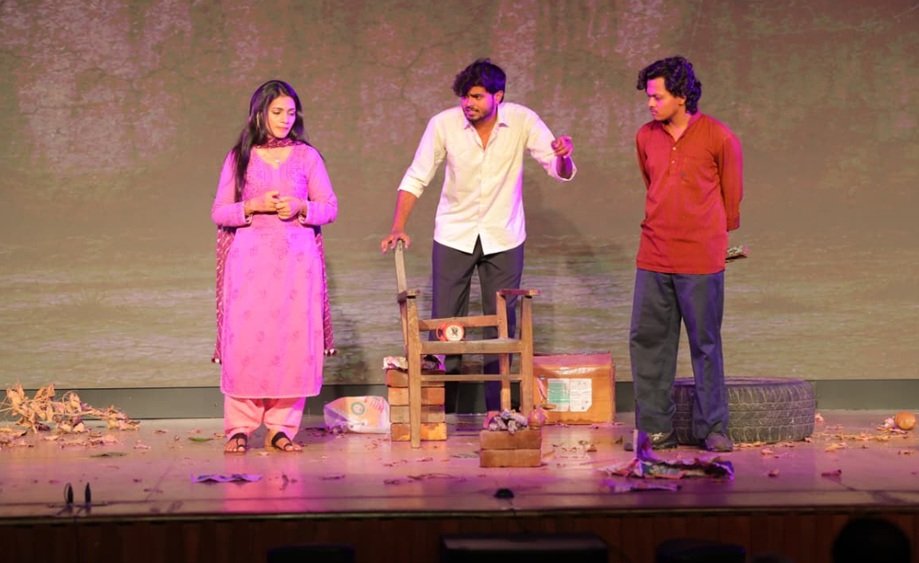 SRMS रिद्धिमा में नाटक "ब्रोकन चेयर" का मंचन, मानवीय संबंधों की जटिलताओं को किया उजागर