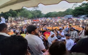 बेंगलुरु में CJP का बारिश के बीच प्रदर्शन, एक्टर प्रकाश राज हुए शामिल; शिक्षा मंत्री के इस्तीफे की मांग