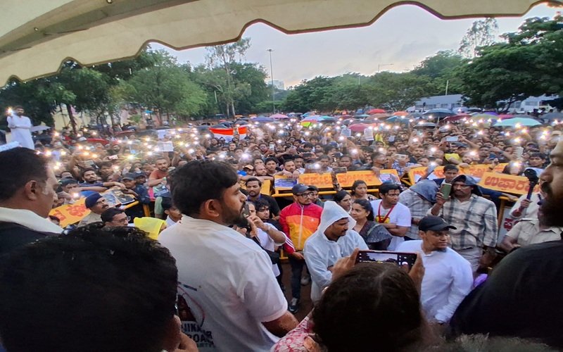 बेंगलुरु में CJP का बारिश के बीच प्रदर्शन, एक्टर प्रकाश राज हुए शामिल; शिक्षा मंत्री के इस्तीफे की मांग