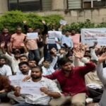 लखनऊ में UPSSSC मुख्यालय पर प्रदर्शन, जमीन पर बैठे होम्योपैथिक फार्मासिस्ट अभ्यर्थी