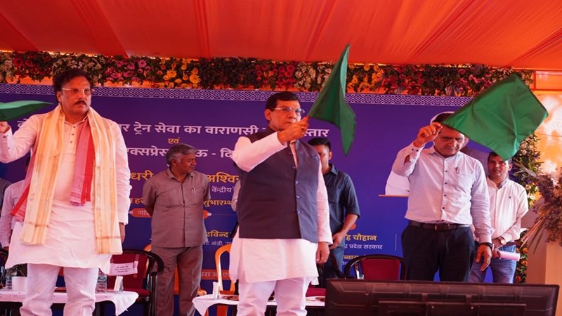 पूर्वांचल को मिली नई रेल सेवाओं की सौगात, मंत्री एके शर्मा ने दिखाई हरी झंडी