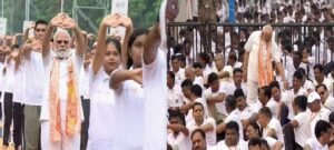 कोलकाता में पीएम मोदी ने किए चार आसन, बोले- 70 की उम्र में 50 जैसा दिखने में मददगार है योग