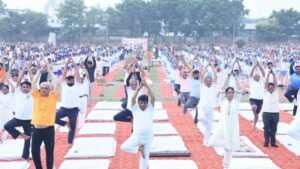 बिजनौर में मंत्री कपिल देव अग्रवाल ने किया योगाभ्यास, 'स्वस्थ यूपी, सशक्त भारत' का दिया संदेश 