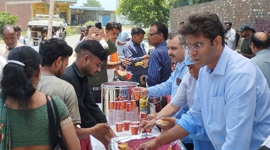 ज्येष्ठ के बड़े मंगल पर एसआरएमएस ट्रस्ट ने किया भंडारा