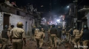 प्रयागराज में ताजिया के रास्ते पर बवाल, महिलाओं-बच्चों ने पुलिस पर किया पथराव