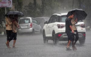 यूपी के 10 शहरों में तेज बारिश, 20 में अलर्ट; 61 जिलों में लू की भी चेतावनी