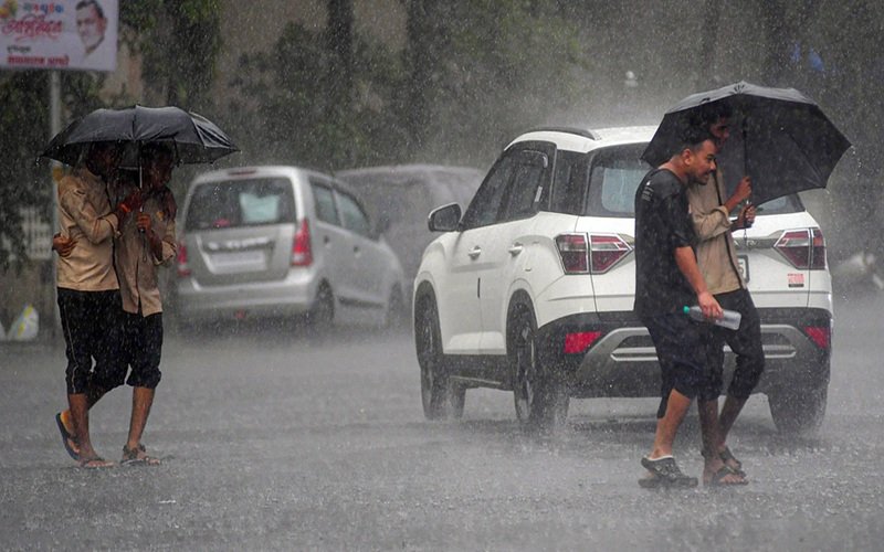 यूपी के 10 शहरों में तेज बारिश, 20 में अलर्ट; 61 जिलों में लू की भी चेतावनी