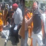 आगरा में स्‍वामी प्रसाद के खिलाफ प्रदर्शन, युवक को मुखौटा पहनाया और लात-घूसों से पीटा