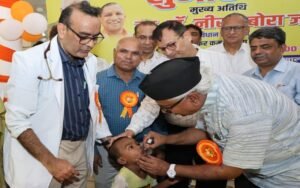 लखनऊ में सघन पल्स पोलियो अभियान शुरू, विधायक डॉ. नीरज बोरा ने बच्चों को पिलाई खुराक