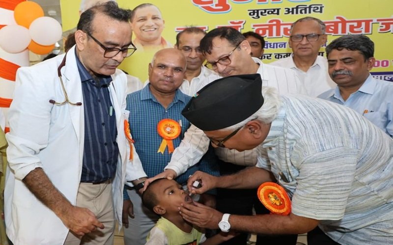 लखनऊ में सघन पल्स पोलियो अभियान शुरू, विधायक डॉ. नीरज बोरा ने बच्चों को पिलाई खुराक