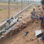 UP: कासगंज में ट्रेनी विमान हाईवे पर क्रैश, बिजली के तारों में उलझकर नीचे गिरा