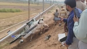 UP: कासगंज में ट्रेनी विमान हाईवे पर क्रैश, बिजली के तारों में उलझकर नीचे गिरा