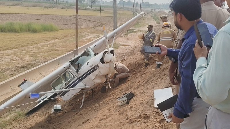 UP: कासगंज में ट्रेनी विमान हाईवे पर क्रैश, बिजली के तारों में उलझकर नीचे गिरा