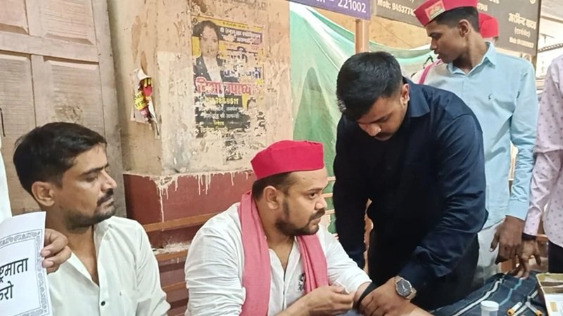 मुस्लिम सपा नेता ने खून से लिखा PM मोदी को पत्र, गाय को राष्ट्रमाता का दर्जा देने की मांग