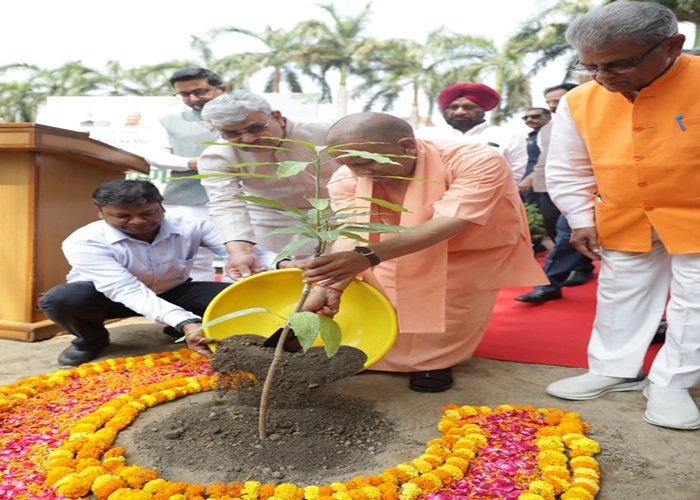सीएम योगी ने जन्मदिन पर बच्चों को बांटी मिठाई, औषधि वन में लगाया कपूर का पौधा