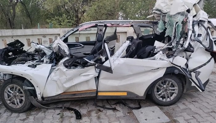 आगरा-लखनऊ एक्सप्रेसवे पर कंटेनर से टकराई कार, सगे भाइयों समेत तीन की मौत